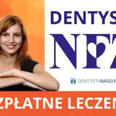 Uśmiechnięta kobieta z rudymi włosami. Napis "DENTYSTA NFZ" i "BEZPŁATNE LECZENIE" sugeruje, że można zdobyć nowe zęby za darmo.