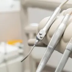 Znieczulenie u dentysty na NFZ: Darmowe? Uniknij ukrytych opłat!