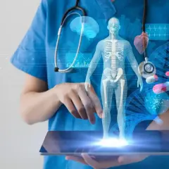 Medyk analizuje cyfrowy model ludzkiego ciała, serca i mózgu, przypominający zaawansowaną scyntygrafię, na tablecie.