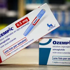 Dwie paczki leku Ozempic, jedna 0,5 mg, druga 1 mg. Cena insuliny Ozempic jest ważnym czynnikiem dla pacjentów.