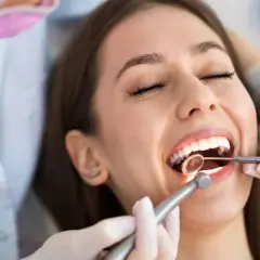 Dentystą czy dentystom? Rozwiej wątpliwości i pisz poprawnie!