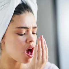 Nieświeży oddech i afty: Czy to objawy H. pylori w ustach?