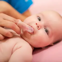 Ząbkujące niemowlę: Co na swędzące dziąsła? Bezpieczne porady!