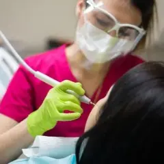 Jak wytrzymać u dentysty? Pokonaj strach i leczenie bez bólu!