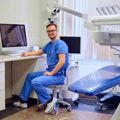 Dentysta w Niemczech: Cennik, refundacja i triki na niższe rachunki