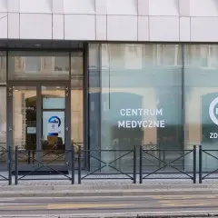 Elegancki budynek z dużymi oknami, na których widnieje napis "CENTRUM MEDYCZNE" i logo PZU.