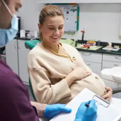 Kiedy do dentysty w ciąży? Bezpieczne leczenie zębów i NFZ.