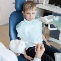 Uspokój dziecko przed dentystą: Skuteczne metody i porady eksperta