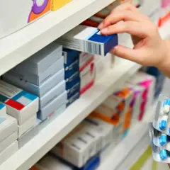 Ręka wybiera lek z półki aptecznej. Zastanawiasz się, clindamycin-mip 600 kiedy zaczyna działać?