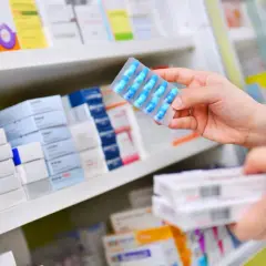 Ręka trzyma opakowanie tabletek antykoncepcyjnych. W aptece zastanawiamy się, po jakim czasie działają tabletki antykoncepcyjne.