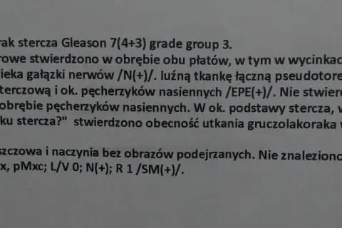 Wyniki histopatologiczne: gruczolakorak stercza Gleason 7(4+3) grade group 3, nacieka gałązki nerwów, luźną tkankę łączną pseudotorebki stercza.