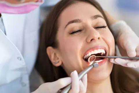 Dentystą czy dentystom? Rozwiej wątpliwości i pisz poprawnie!