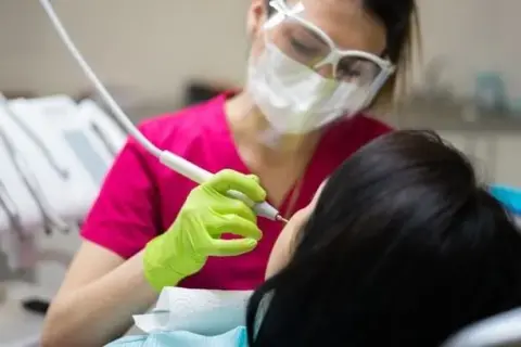 Jak wytrzymać u dentysty? Pokonaj strach i leczenie bez bólu!