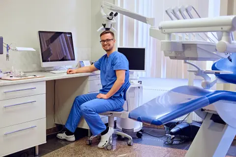 Dentysta w Niemczech: Cennik, refundacja i triki na niższe rachunki