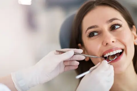 Po dentyście: Co i kiedy jeść? Poradnik dla każdego zabiegu