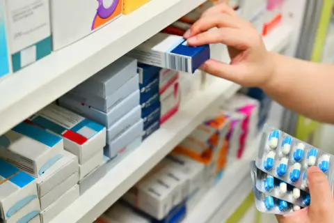Ręka wybiera lek z półki aptecznej. Zastanawiasz się, clindamycin-mip 600 kiedy zaczyna działać?