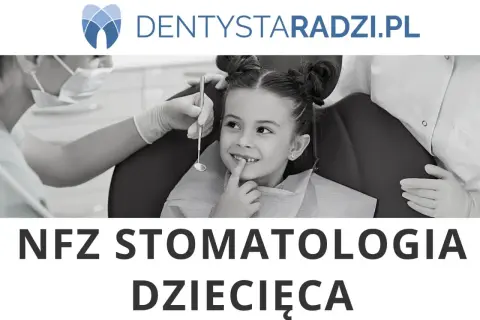 Uśmiechnięta dziewczynka u dentysty. Specjalista wykonuje lapisowanie zębów, dbając o zdrowie malucha. NFZ stomatologia dziecięca.