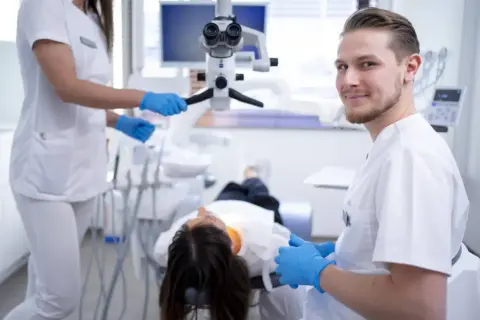 Koniec z drętwieniem! Jak szybko pozbyć się znieczulenia po dentyście?