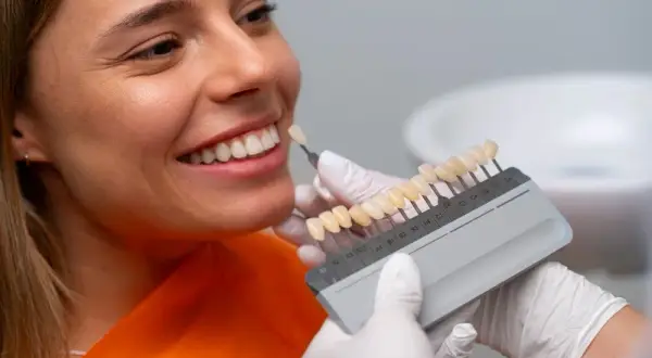 Wybielanie zębów u dentysty: Jak wygląda? Efekty, koszty, bezpieczeństwo.