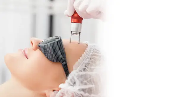 Zabieg laserowy na twarz w klinice dermatologii estetycznej.