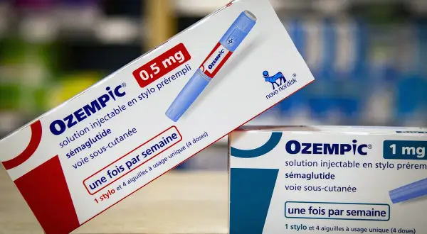 Dwie paczki leku Ozempic, jedna 0,5 mg, druga 1 mg. Cena insuliny Ozempic jest ważnym czynnikiem dla pacjentów.