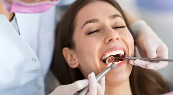 Dentystą czy dentystom? Rozwiej wątpliwości i pisz poprawnie!