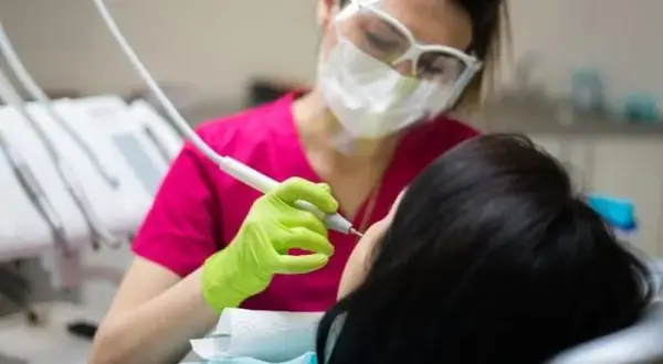 Jak wytrzymać u dentysty? Pokonaj strach i leczenie bez bólu!