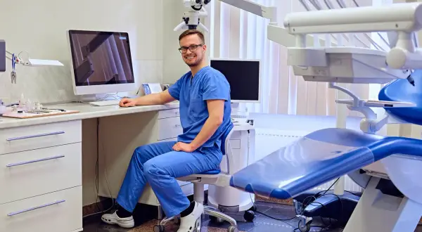 Dentysta w Niemczech: Cennik, refundacja i triki na niższe rachunki