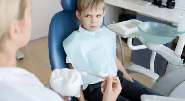 Uspokój dziecko przed dentystą: Skuteczne metody i porady eksperta