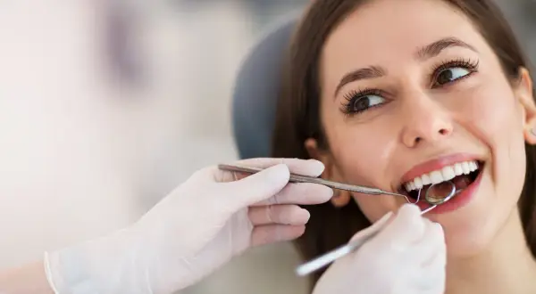 Po dentyście: Co i kiedy jeść? Poradnik dla każdego zabiegu