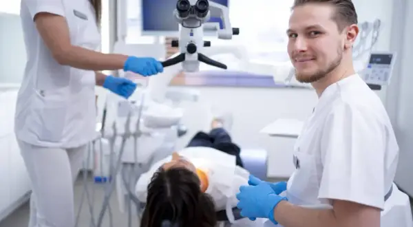 Koniec z drętwieniem! Jak szybko pozbyć się znieczulenia po dentyście?