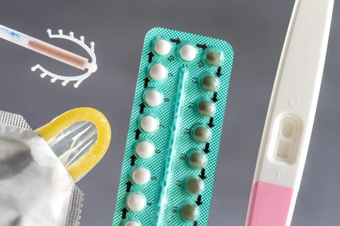 Różne metody antykoncepcji dla kobiet: wkładka domaciczna, pigułki, prezerwatywa i test ciążowy.