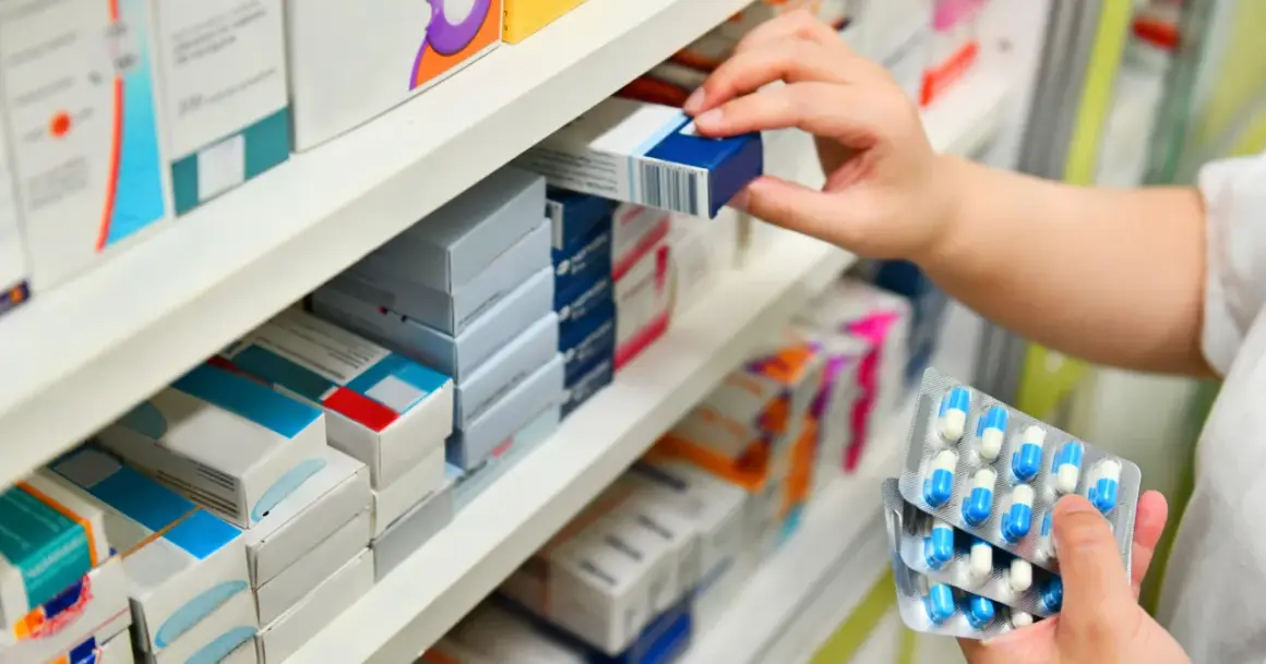 Ręka wybiera lek z półki aptecznej. Zastanawiasz się, clindamycin-mip 600 kiedy zaczyna działać?