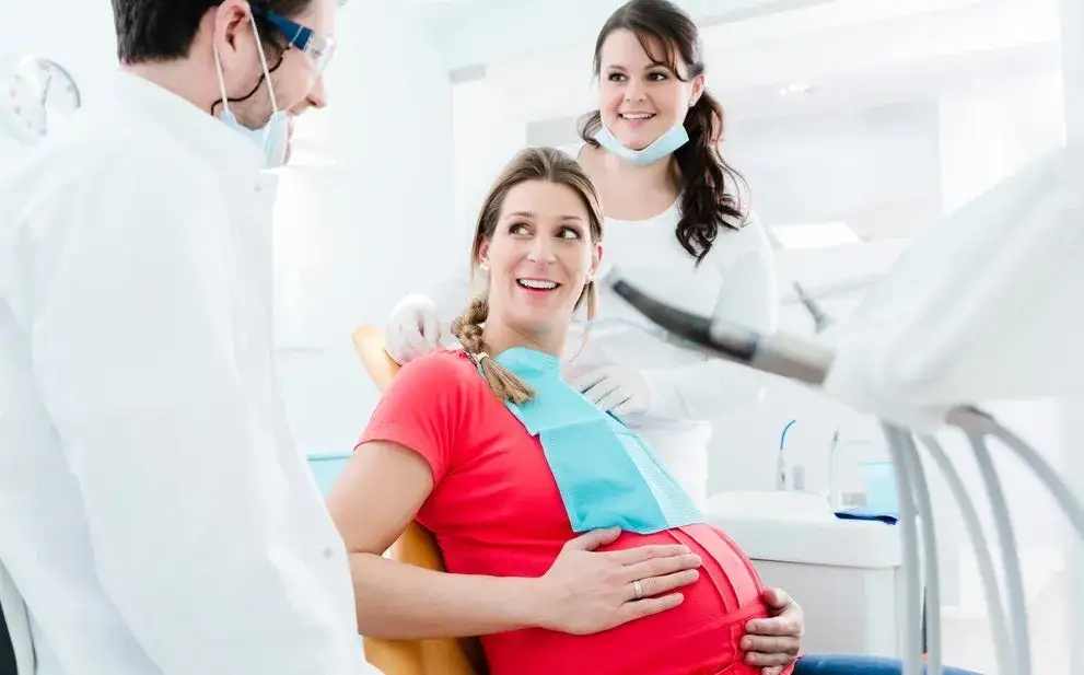 Kobieta w ciąży u dentysty - bezpieczna wizyta