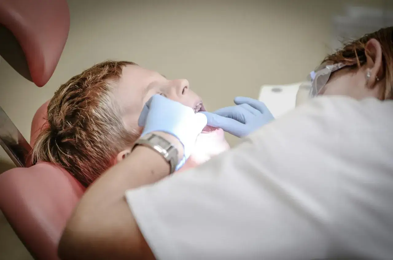 Dentysta w gabinecie prywatnym i publicznym