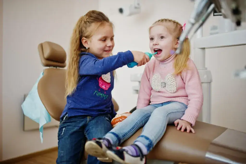 dziecko bawi się w dentystę w domu