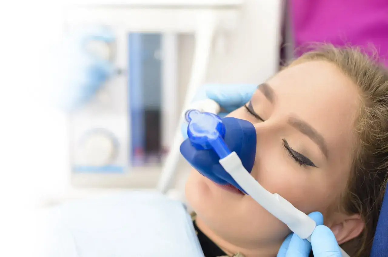 dziecko z maseczką gaz rozweselający u dentysty