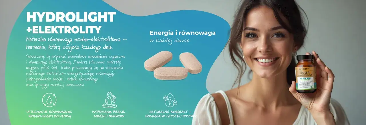 Uśmiechnięta kobieta trzyma butelkę suplementu Hydrolight z elektrolitami, który wspiera równowagę wodno-elektrolitową.