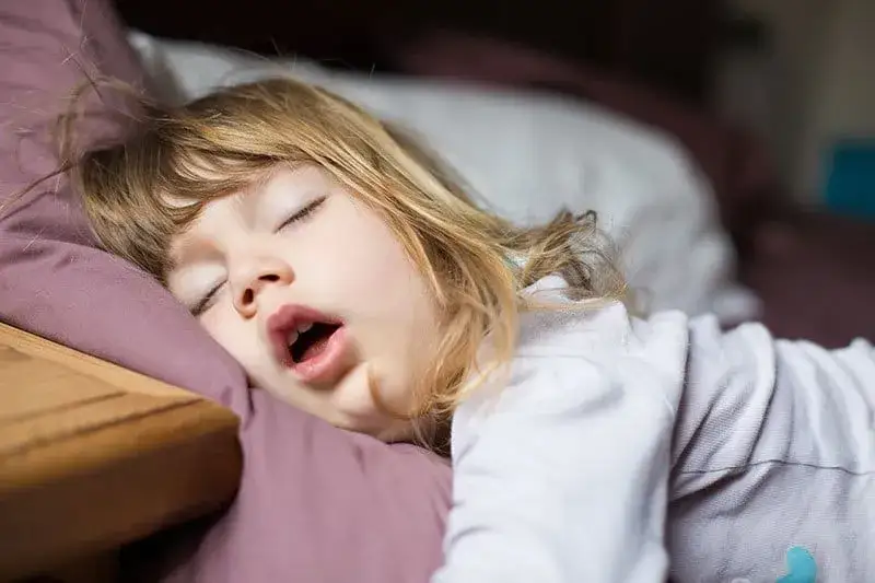 dziecko z otwartą buzią obniżone napięcie mięśniowe