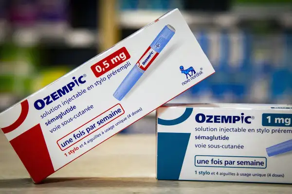 Dwie paczki leku Ozempic, jedna 0,5 mg, druga 1 mg. Cena insuliny Ozempic jest ważnym czynnikiem dla pacjentów.