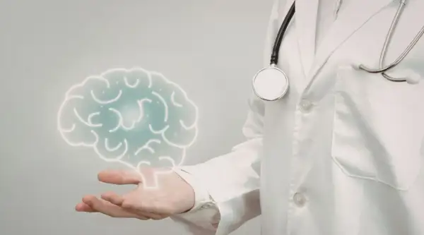 Lekarz w białej kitle z latarką i stetoskopem prezentuje symboliczny mózg, sugerując badanie neurologiczne.