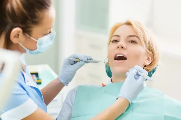 Dentysta na NFZ: Umów wizytę bez stresu! Co Ci przysługuje?