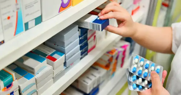 Ręka wybiera lek z półki aptecznej. Zastanawiasz się, clindamycin-mip 600 kiedy zaczyna działać?