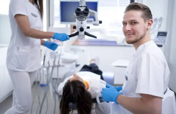 Koniec z drętwieniem! Jak szybko pozbyć się znieczulenia po dentyście?